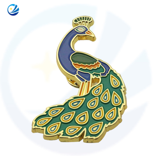 Badge de métal pour oiseaux en émail doux sur mesure pour décoration de tissu divers animaux vifs caricatures de paon badges cadeaux