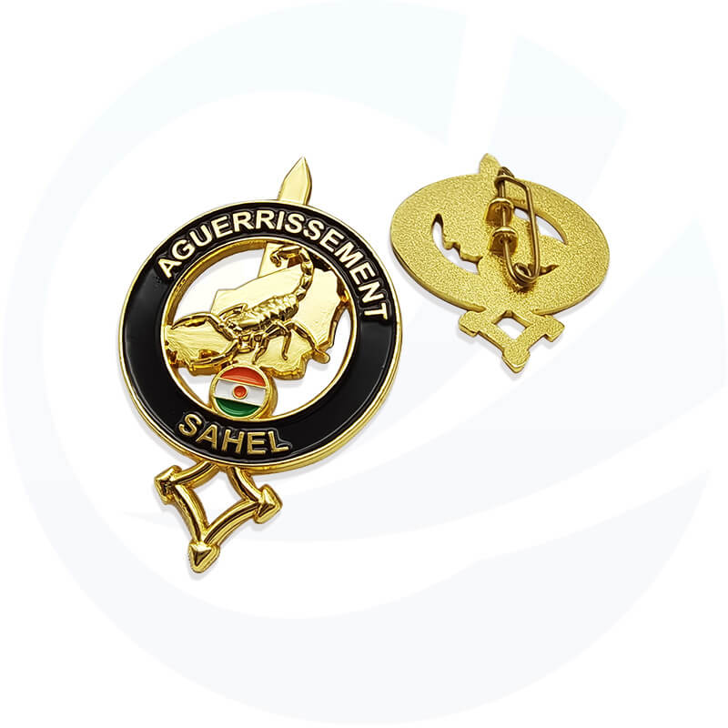 Badge de police militaire en cuir en or